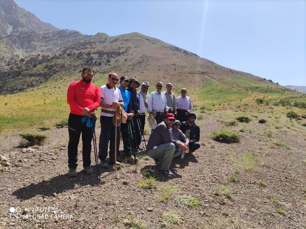 صعود تیم کوهنوردی بازنشستگان استان زنجان به قله اشتران کوه واقع در شرق لرستان