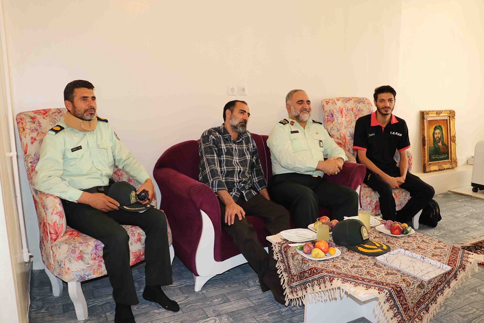 دیدار سردار فرمانده انتظامی استان اصفهان با ۳ نفر از اعضای وابسته