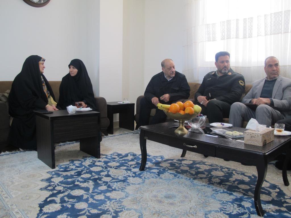 دیدار فرماندهی انتظامی استان مرکزی با 5 بازنشسته خانم به مناسبت ولادت حضرت زهرا (س)