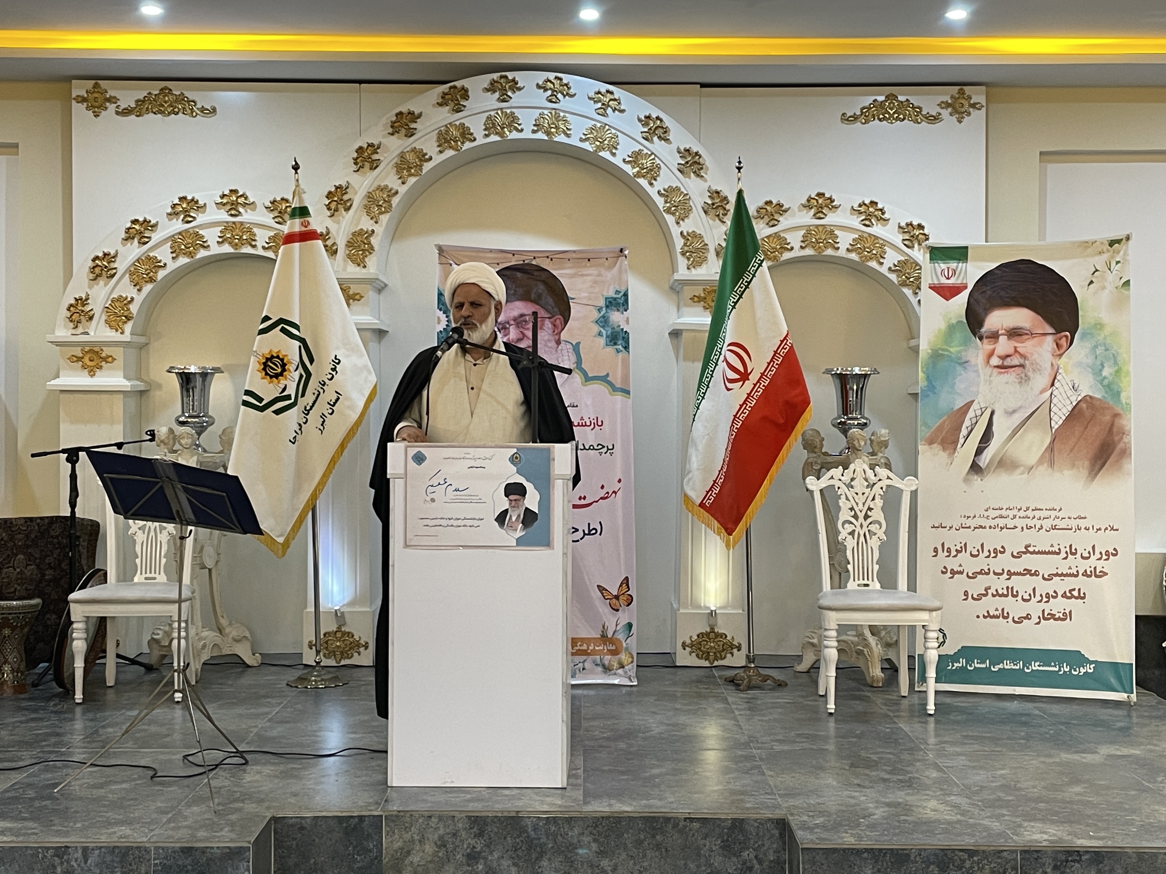 به مناسبت مبعث پیامبر اکرم(ص) و دهه مبارک فجر مراسم ضیافتی با حضور 57عضو کانون به همراه خانواده در استان البرز برگزار شد.