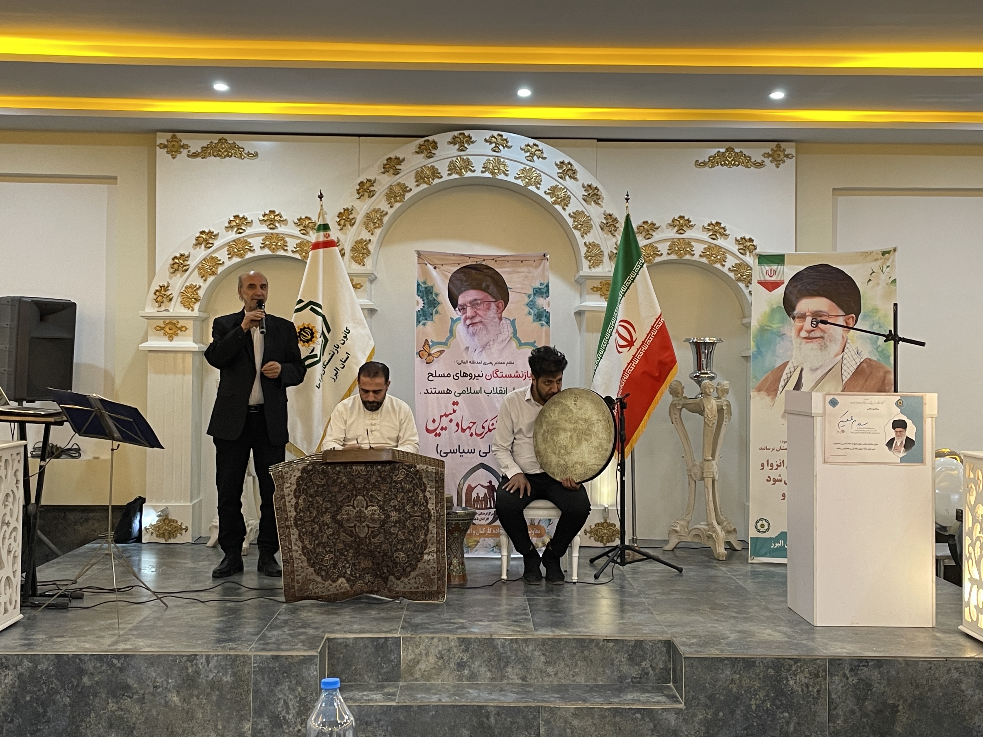 به مناسبت مبعث پیامبر اکرم(ص) و دهه مبارک فجر مراسم ضیافتی با حضور 57عضو کانون به همراه خانواده در استان البرز برگزار شد.