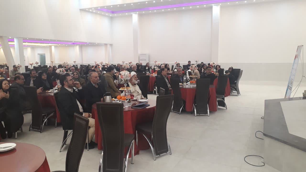 به مناسبت دهه مبارک فجر مراسم ضیافتی با حضور 67عضو کانون به همراه خانواده در استان البرز برگزار شد.