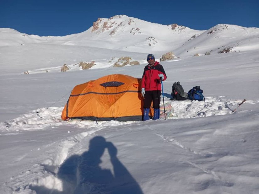 صعود سرهنگ دوم بازنشسته عبدالرحمن شجاع قره باغ به قله ۳۴۵۰ متری دالامپر