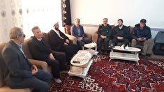 دیدار امام جمعه ، اعضای شورای تامین و رئیس بنیاد شهید شهرستان آذرشهر با وظیفه بگیر جانباز ۵۰ درصد