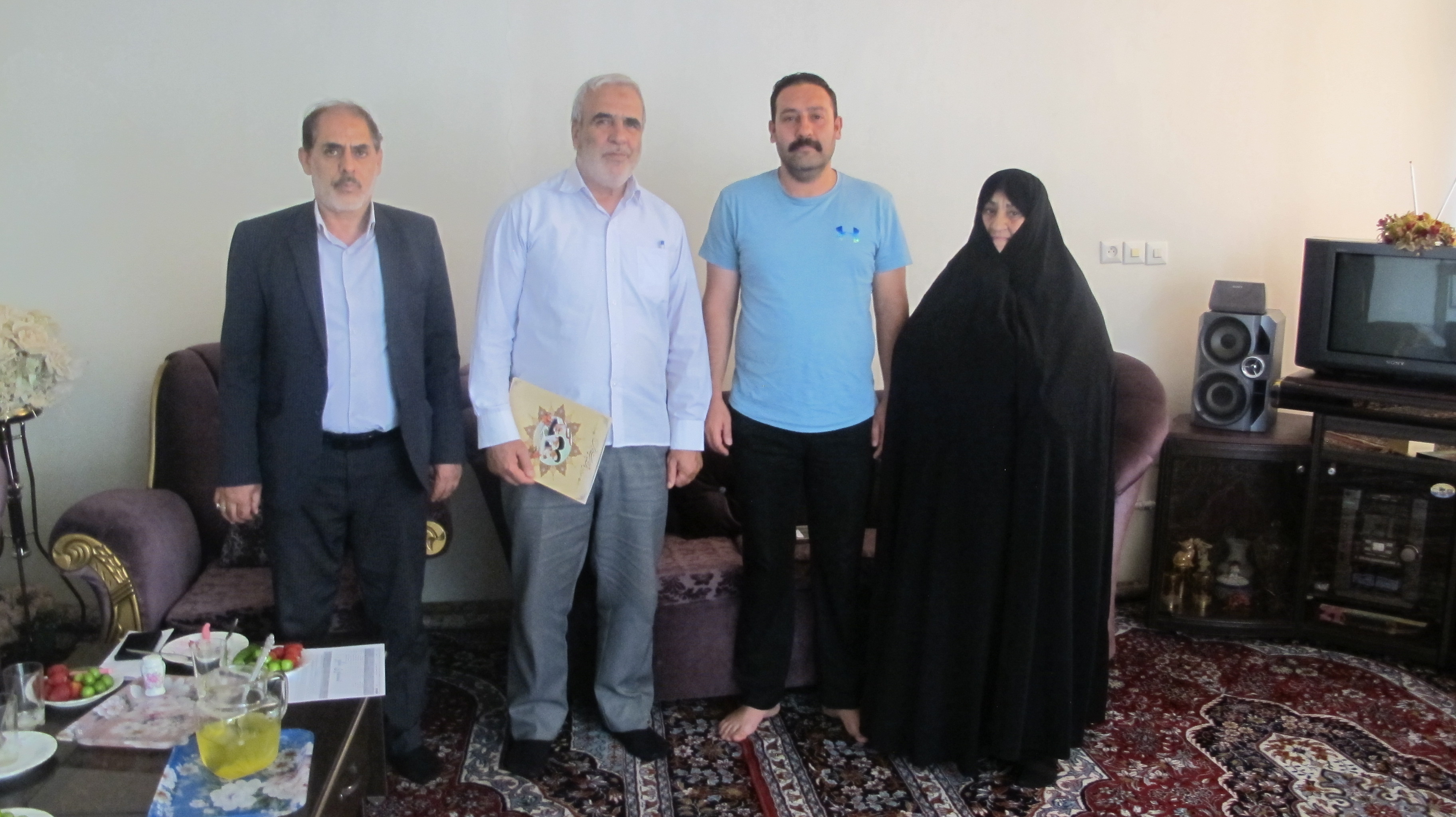 دیدار رئیس کانون استان قم با خانواده مرحوم حسن خسروی دیدار رئیس کانون استان قم با خانواده مرحوم حسن خسروی