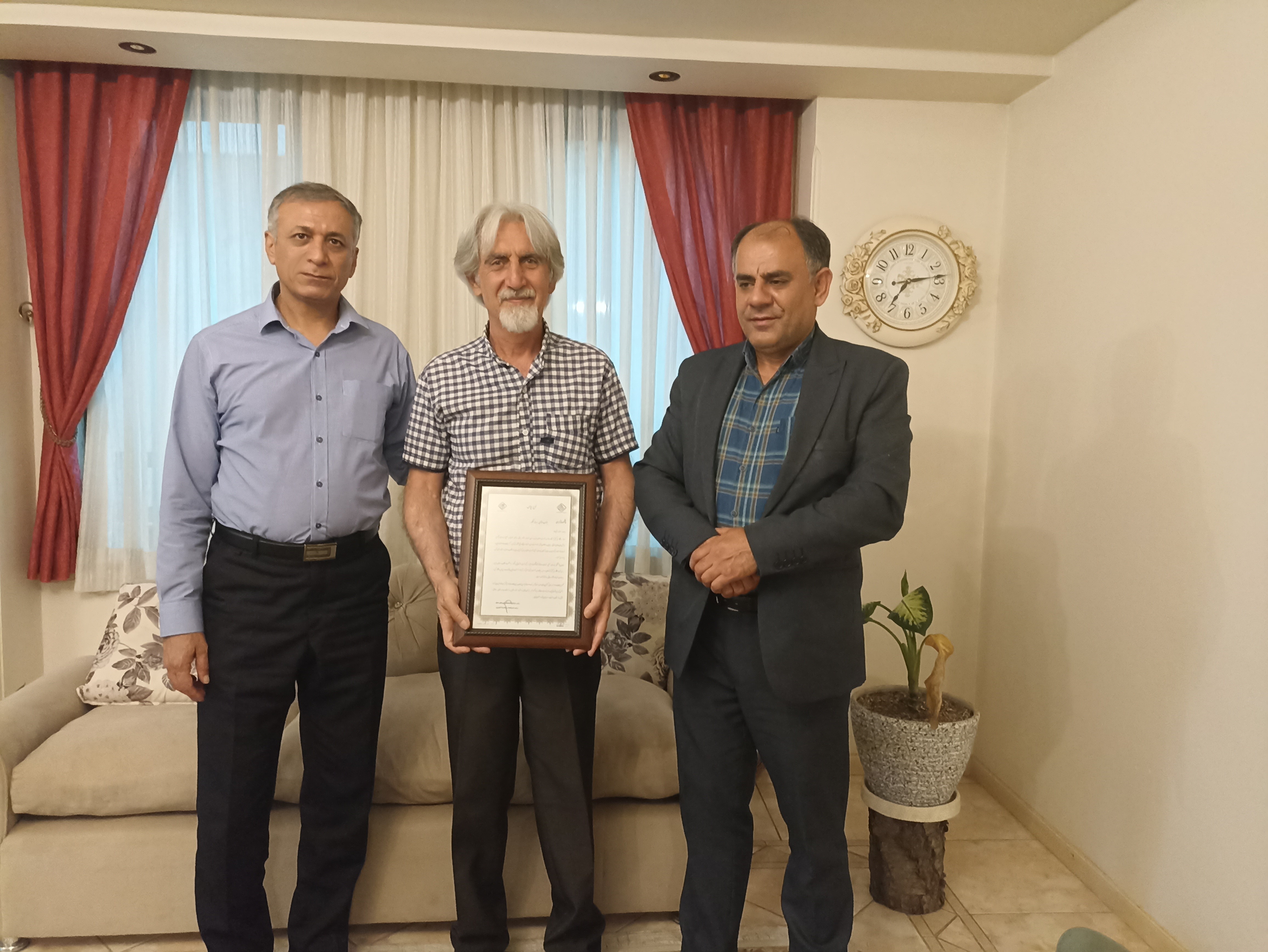 به مناسبت دهه کرامت با 7 نفر از پیشکسوتان انتظامی استان دیدار گردید به مناسبت دهه کرامت با 7 نفر از پیشکسوتان انتظامی استان دیدار گردید