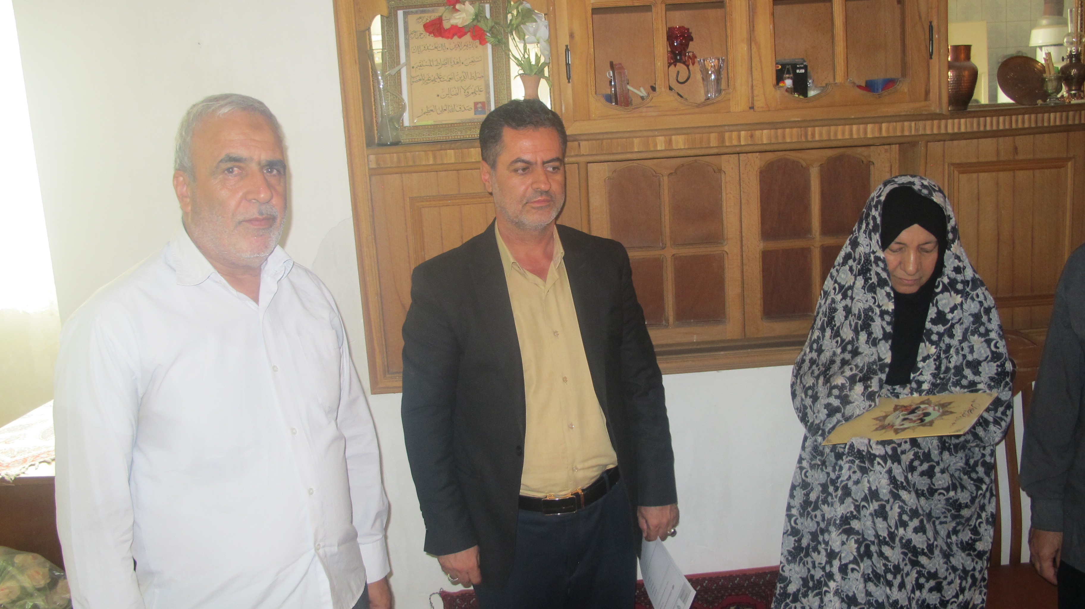 دیدار رئیس اداره بازنشستگی و رئیس کانون استان قم با خانواده مرحوم سید قاسم مادرشاهیان دیدار رئیس اداره بازنشستگی و رئیس کانون استان قم با خانواده مرحوم سید قاسم مادرشاهیان