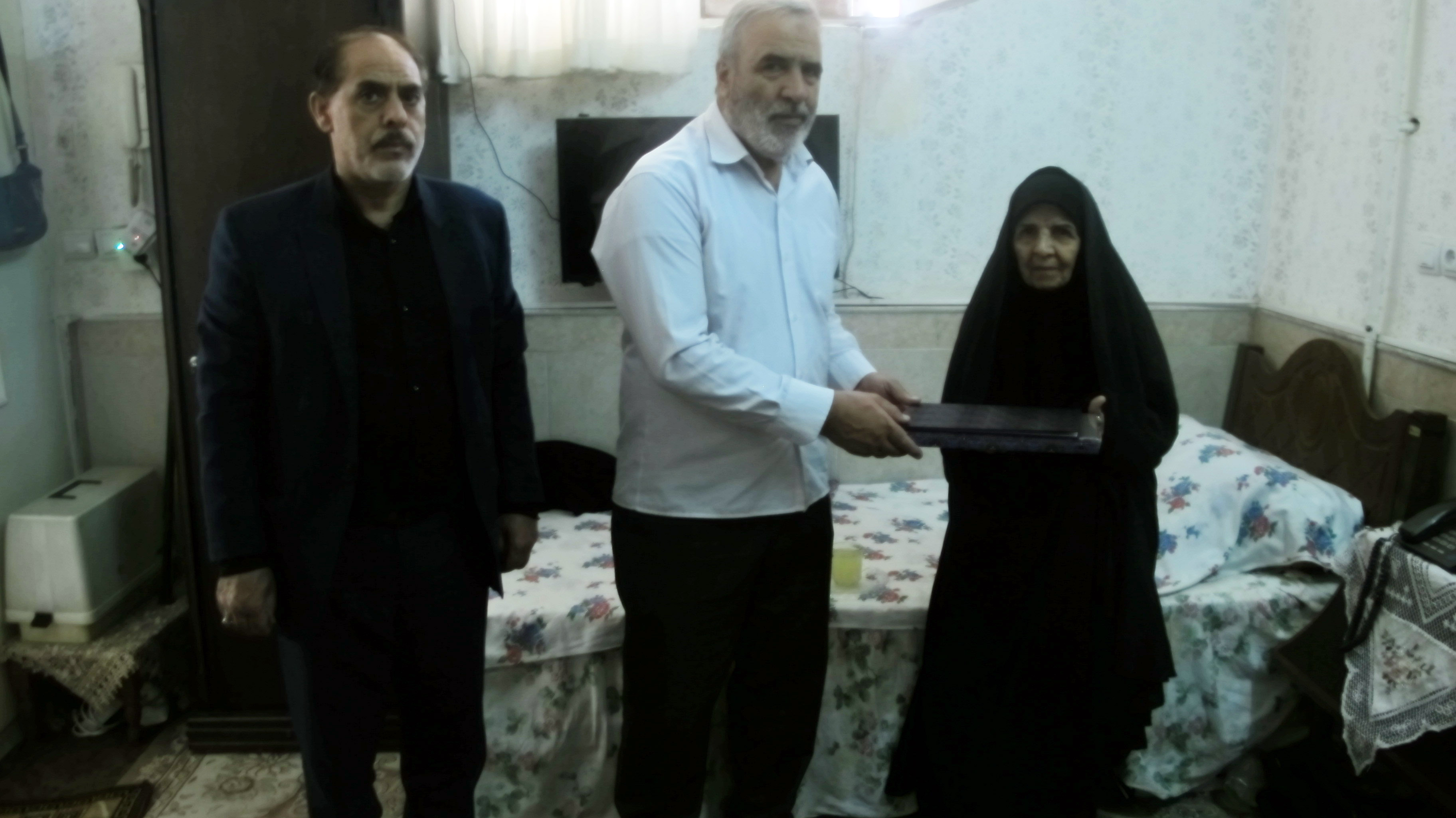 دیدار رئیس کانون استان قم با همسر مرحوم آقای محمدصالح قمی