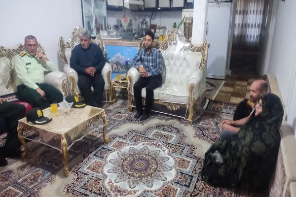 فرمانده انتظامی شهرستان بوئین زهرا ﺑﺎ مستمری بگیر خانم فاطمه هاشم زاده دیدار کرد فرمانده انتظامی شهرستان بوئین زهرا ﺑﺎ مستمری بگیر خانم فاطمه هاشم زاده دیدار کرد