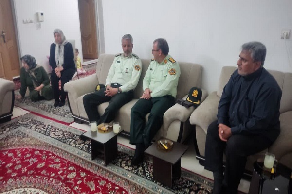 فرمانده انتظامی شهرستان بوئین زهرا ﺑﺎ مستمری بگیر خانم زینب علیائی دیدار کرد فرمانده انتظامی شهرستان بوئین زهرا ﺑﺎ مستمری بگیر خانم زینب علیائی دیدار کرد