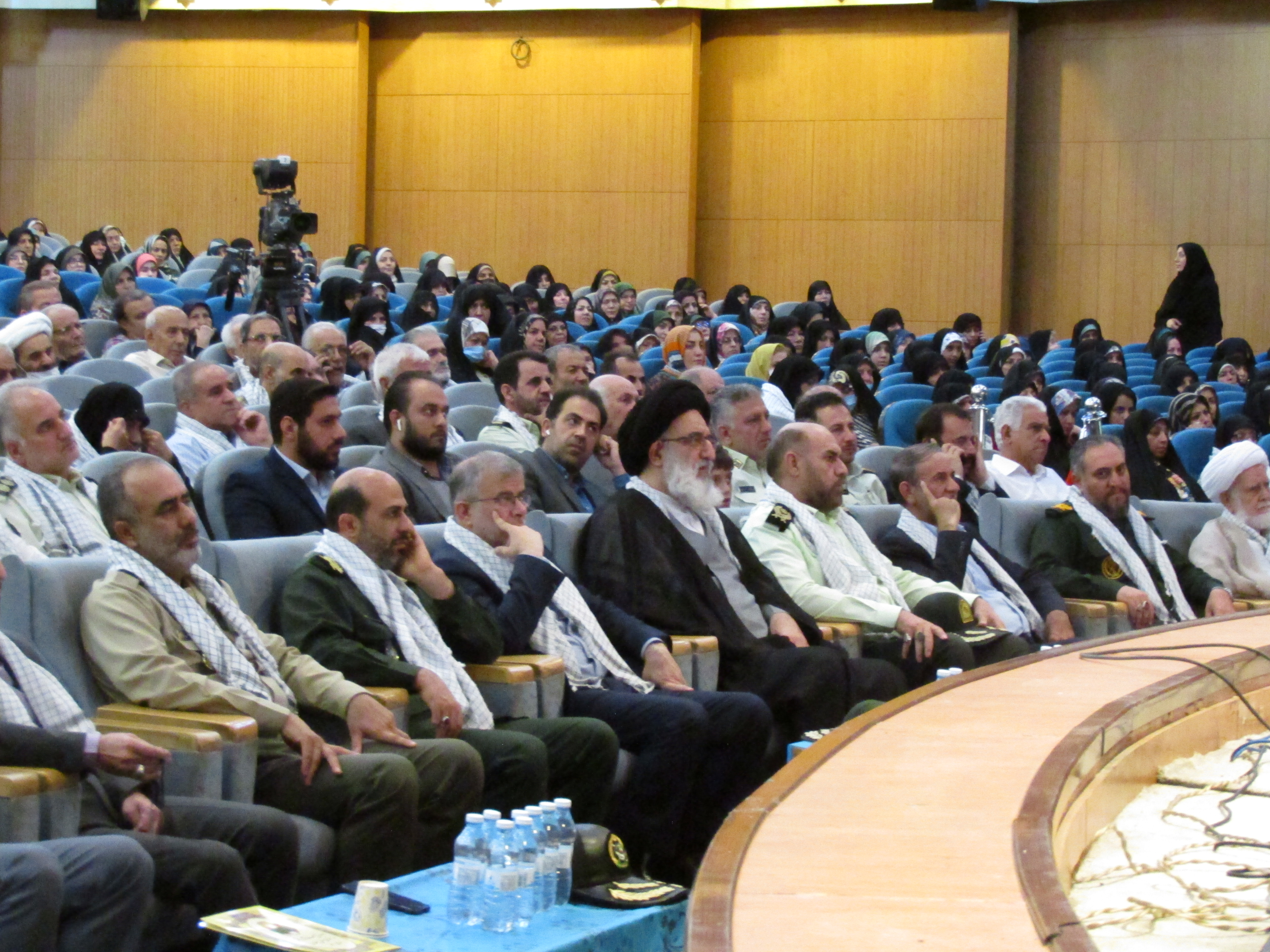 آیین تجلیل از پیشکسوتان دفاع مقدس در استان البرز برگزار شد.قدردانی از ۲۰۰ نفر از پیشکسوتان ایثارگر فراجا