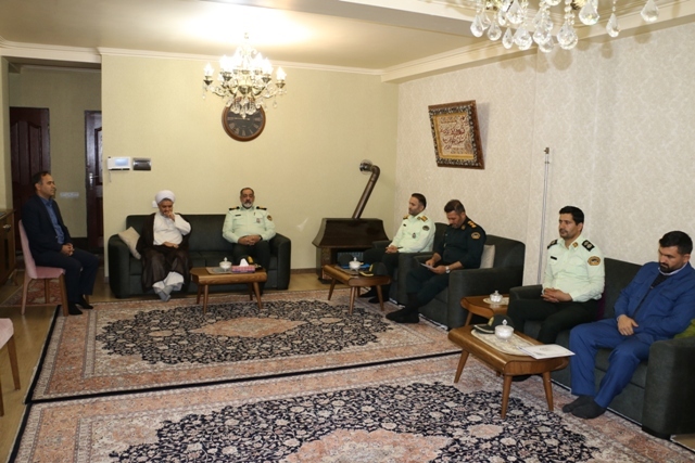 دیدار فرمانده انتظامی آذربایجان شرقی با خانواده شهید واعضای وابسته انتظامی در شهرستان 