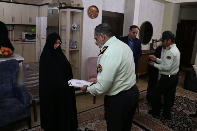 دیدار فرمانده انتظامی آذربایجان شرقی با خانواده شهید واعضای وابسته انتظامی در شهرستان 