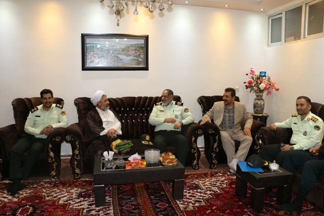 دیدار فرمانده انتظامی آذربایجان شرقی با خانواده شهید واعضای وابسته انتظامی در شهرستان 