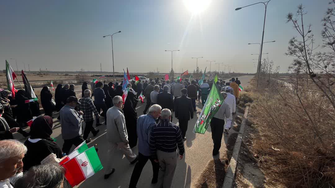 برگزاری پیاده روی خانوادگی بازنشستگان نیروهای مسلح استان سمنان