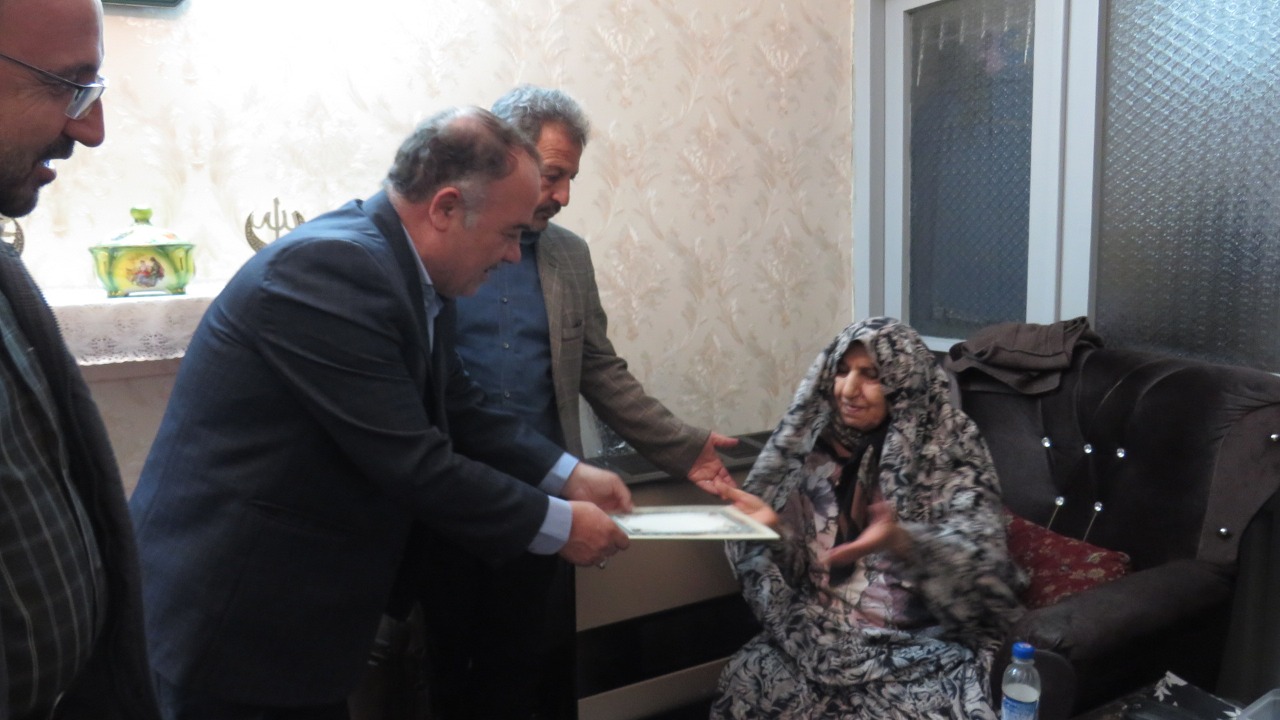 دیدار رئیس کانون استان و نمایندگان بازنشستگان از همسران بازنشستگان متوفی