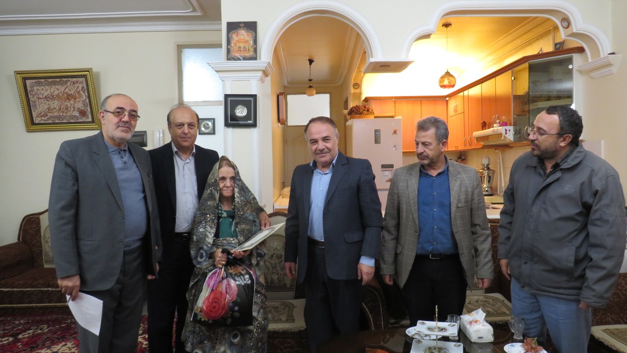 دیدار رئیس کانون استان و نمایندگان بازنشستگان از همسران بازنشستگان متوفی