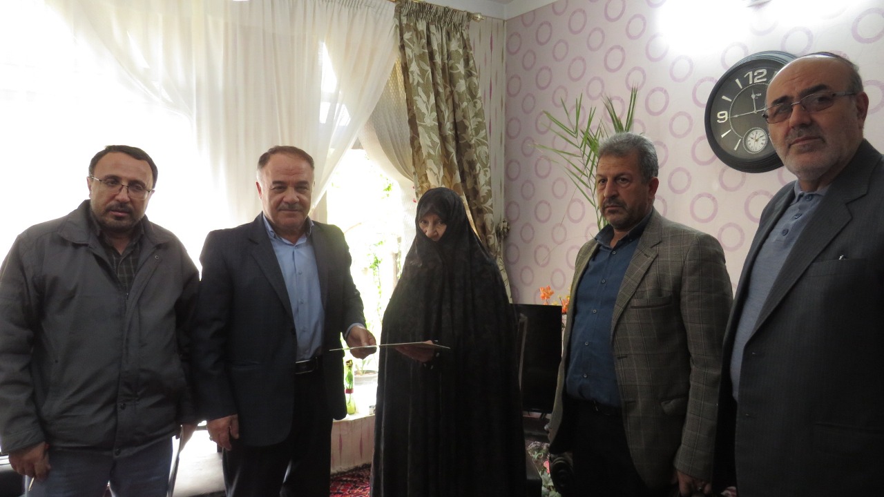 دیدار رئیس کانون استان و نمایندگان بازنشستگان از همسران بازنشستگان متوفی