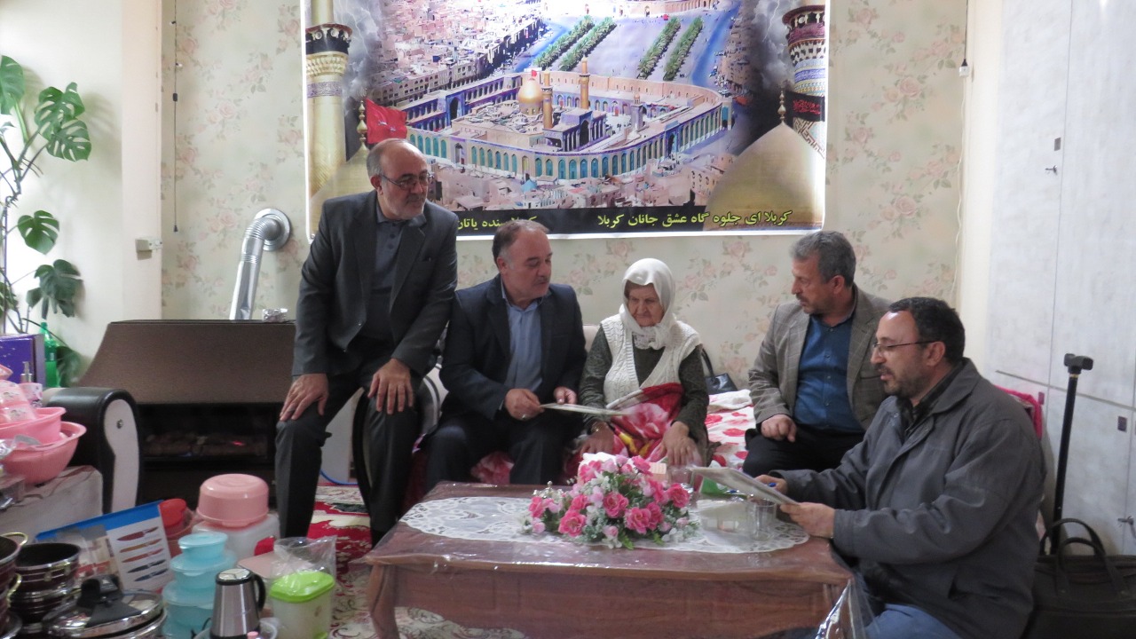 دیدار رئیس کانون استان و نمایندگان بازنشستگان از همسران بازنشستگان متوفی