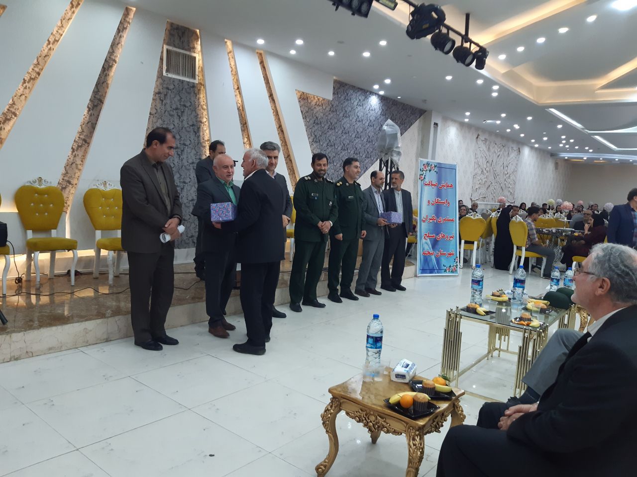 برگزاری مراسم ضیافت خانوادگی شهرستان صحنه استان کرمانشاه با حضور80 بازنشسته وخانواده آن ها برگزاری مراسم ضیافت خانوادگی شهرستان صحنه استان کرمانشاه با حضور80 بازنشسته وخانواده آن ها