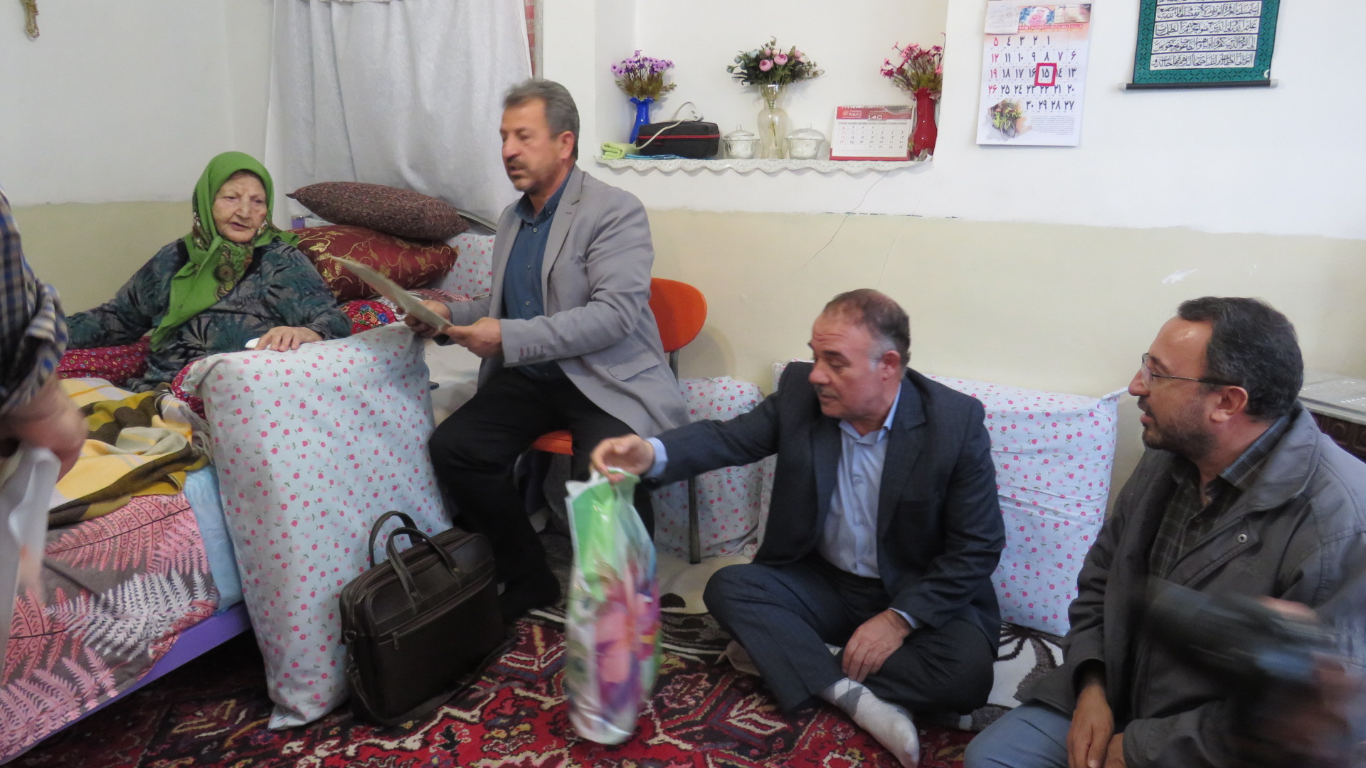 دیدار رئیس کانون استان و نمایندگان بازنشستگان از همسران بازنشستگان متوفی و روحانی بازنشسته