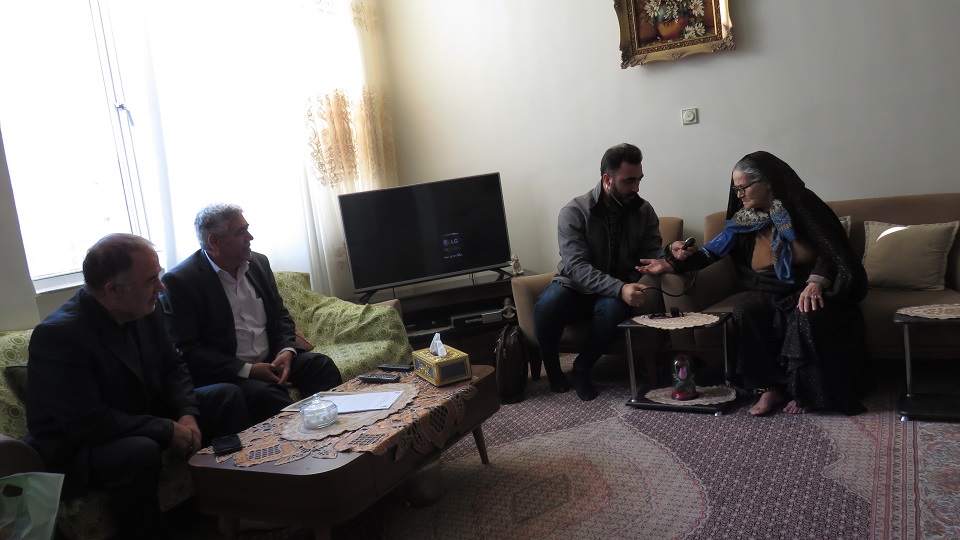 دیدار کارشناس امورخدمات اداری کانون استان و نماینده بازنشستگان از همسران بازنشستگان متوفی