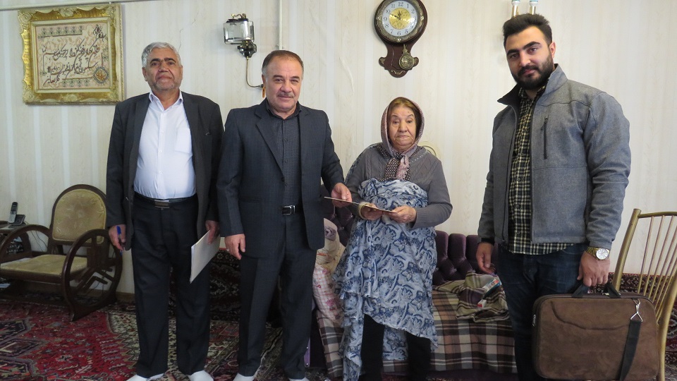 دیدار کارشناس امورخدمات اداری کانون استان و نماینده بازنشستگان از همسران بازنشستگان متوفی