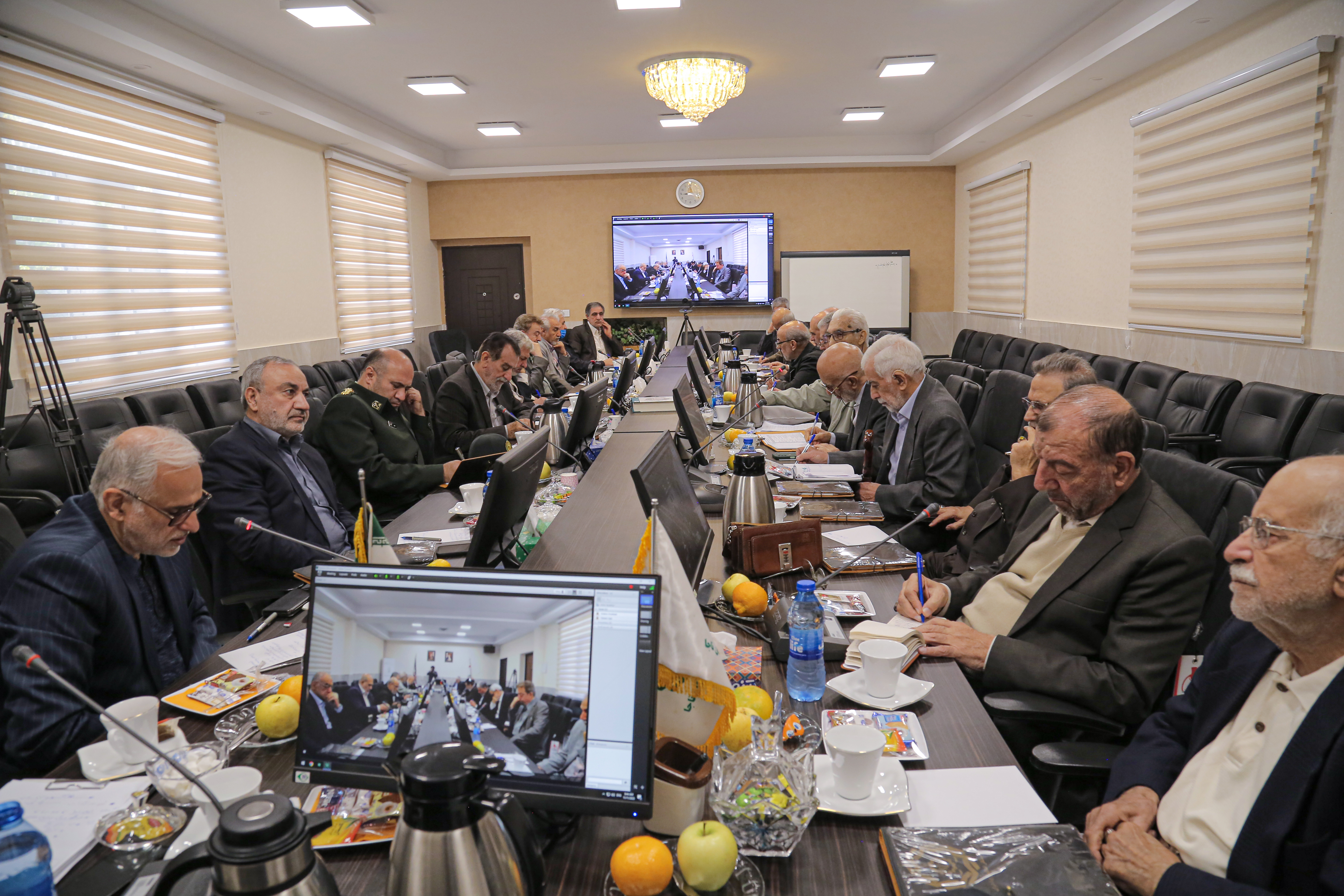 نشست جمعی ازفرمانده هان ومسولان انتظامی درمحکومیت جنایات رژیم غاصب صهیونیستی درکانون بازنشستگان انتظامی ج.ا.ایران