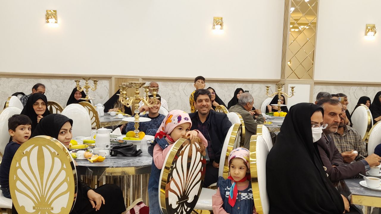 برگزاری ضیافت خانوادگی در شهرستان آران و بیدگل با حضور ۴۰ بازنشسته به همراه خانواده برگزاری ضیافت خانوادگی در شهرستان آران و بیدگل با حضور ۴۰ بازنشسته به همراه خانواده