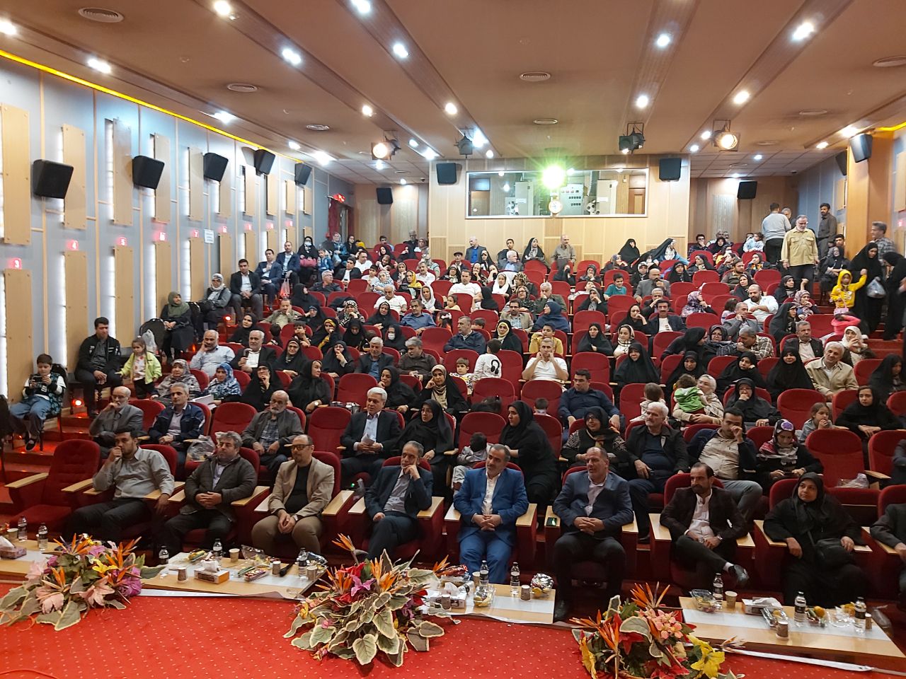 برگزاري ضیافت خانوادگی تهران بزرگ با حضور 90 بازنشسته و خانواده آنها (300 نفر)