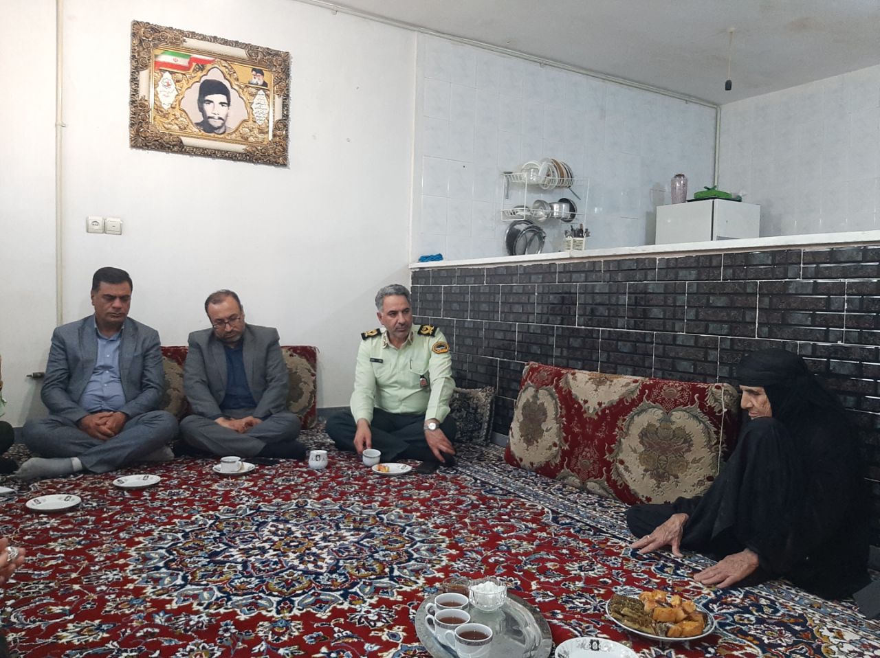 دیدار فرمانده انتظامی استان با خانواده شهید عبدالله زبایی