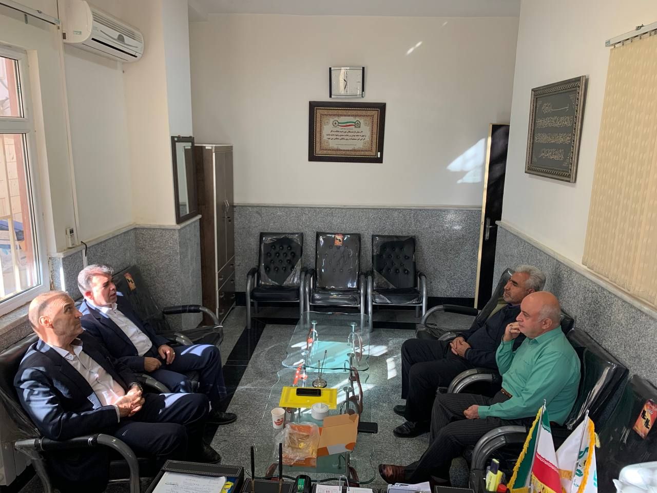 نشست رئیس کانون استان با نمایندگان بازنشستگان استان درمجمع بر گزار شد.
