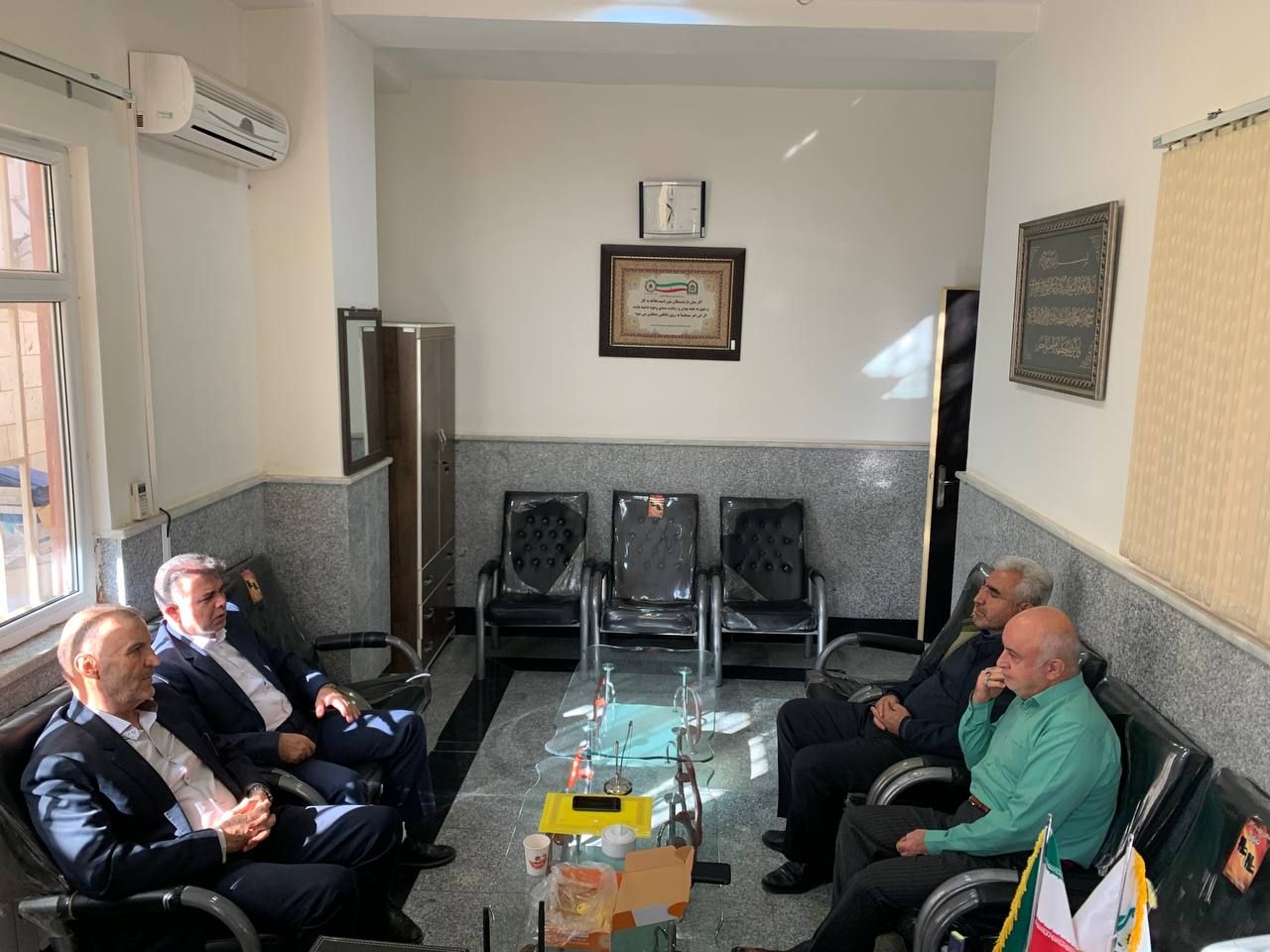 نشست رئیس کانون استان با نمایندگان بازنشستگان استان درمجمع بر گزار شد.