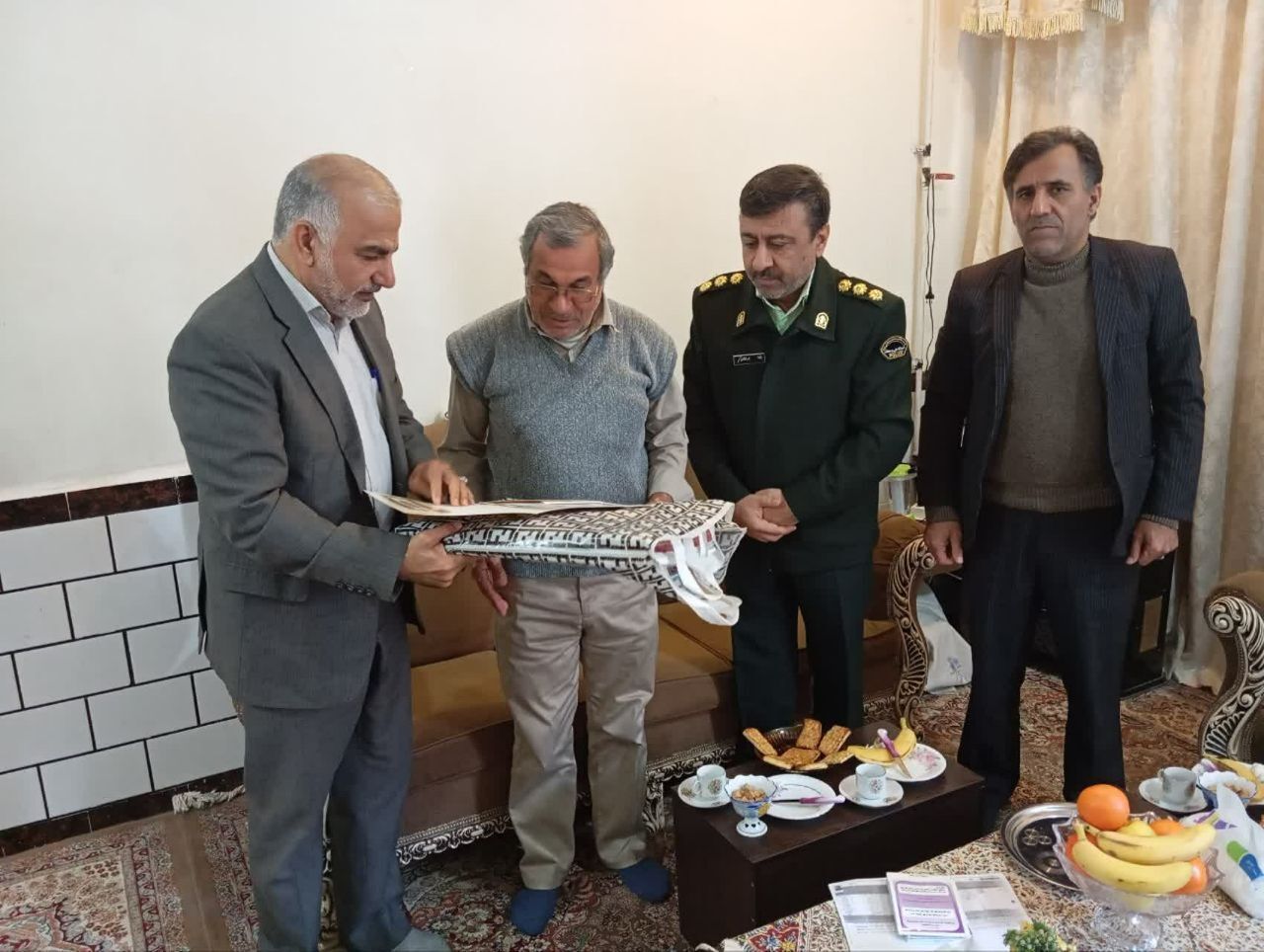 دیدار با ۶ نفر از بازنشستگان و مستمری بگیران شهرستان شوش دیدار با ۶ نفر از بازنشستگان و مستمری بگیران شهرستان شوش