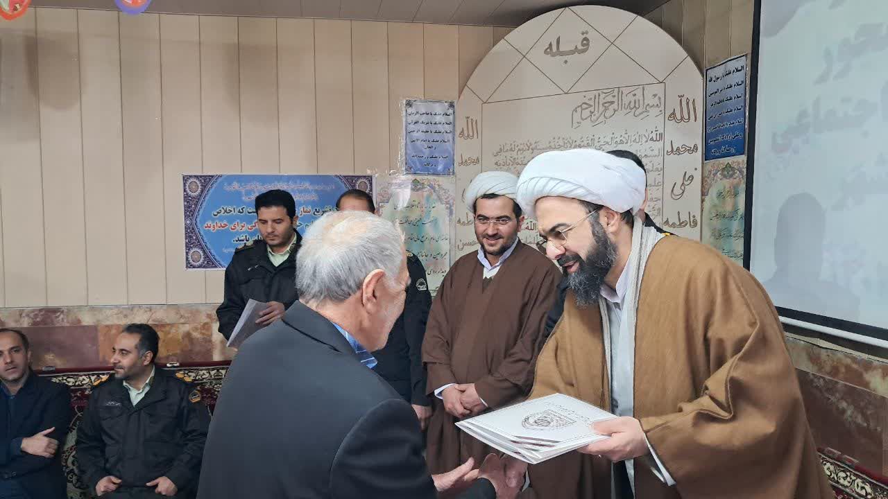 تجلیل از بازنشستگان و پیشکسوتان انتظامی در ستاد فرماندهی انتظامی شهرستان آذرشهر 