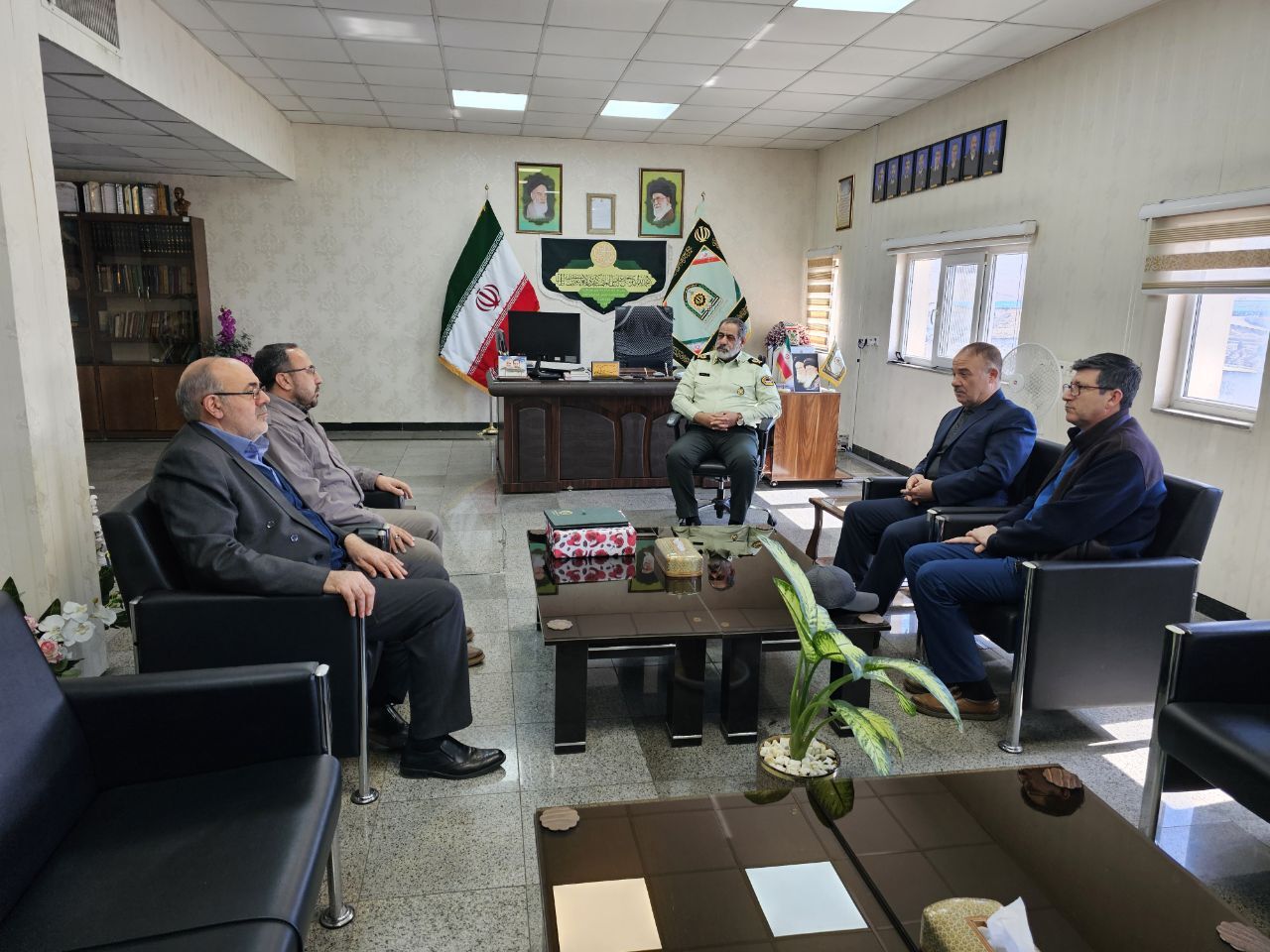 دیدار رئیس کانون بازنشستگان انتظامی استان آذربایجان شرقی و نمایندگان بازنشستگان انتظامی استان در مجمع با سردار محمدی فرمانده انتظامی استان آذربایجانشرقی