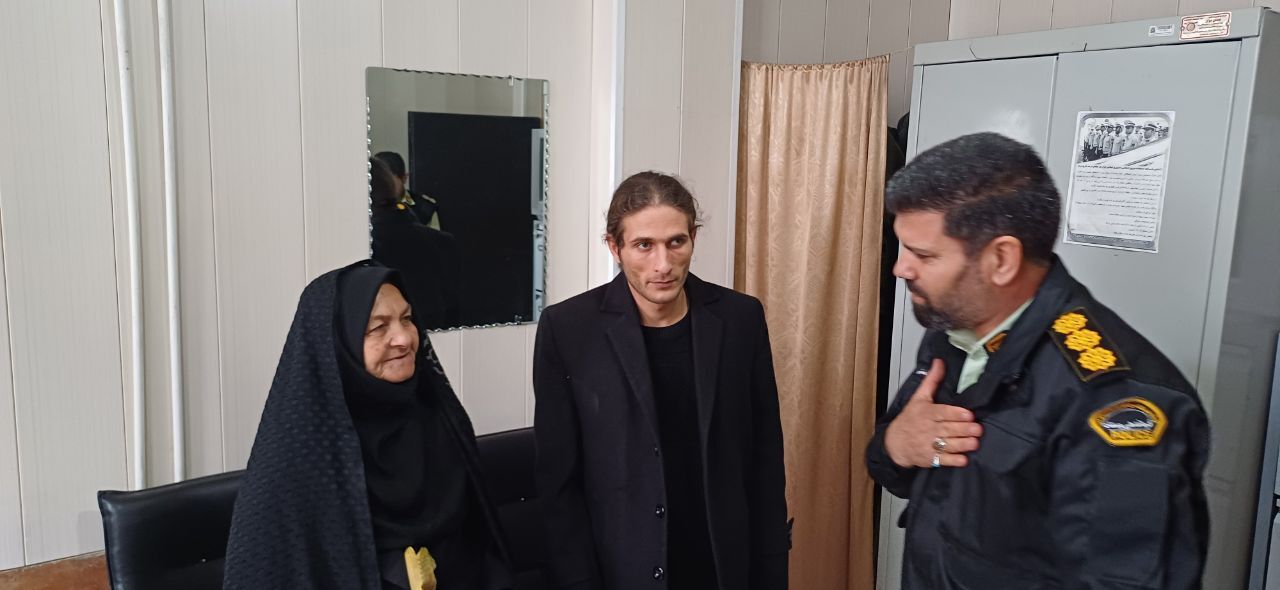 دیدار سرهنگ محمد نعمتی فرمانده انتظامی شهرسـتان آذرشـهر با مسـتمری بگیر خانم مهین وردیانی دیدار سرهنگ محمد نعمتی فرمانده انتظامی شهرسـتان آذرشـهر با مسـتمری بگیر خانم مهین وردیانی