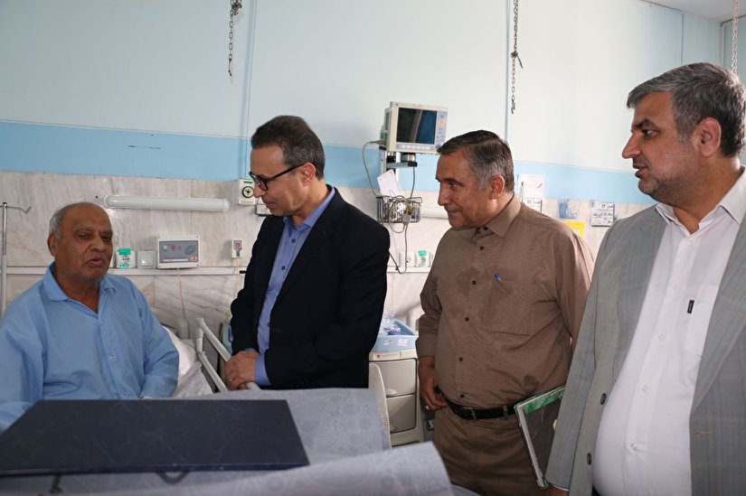 عیادت و دلجویی رئیس دفتر نمایندگی کانون فراجا مستقر در بیمارستان ثامن الائمه فراجا از جمعی از بیماران بستری در بیمارستان