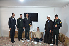 دیدار فرمانده انتظامی شهرستان بوئین زهرا ﺑﺎ گروهبان یکم بازﻧﺸﺴﺘﻪ محمود نادری