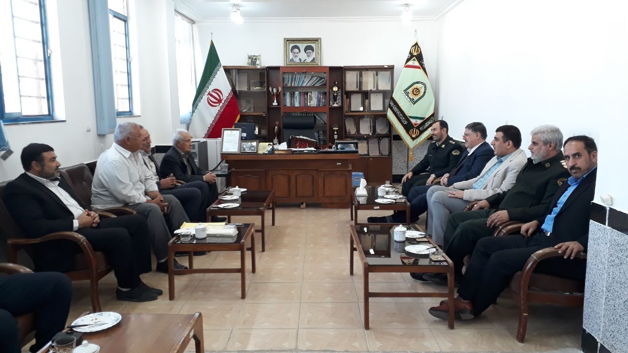 دیدار تعدادی از بازنشستگان انتظامی شهرستان عجب شیر بمناسبت هفته نیروی انتظامی با فرمانده انتظامی شهرستان