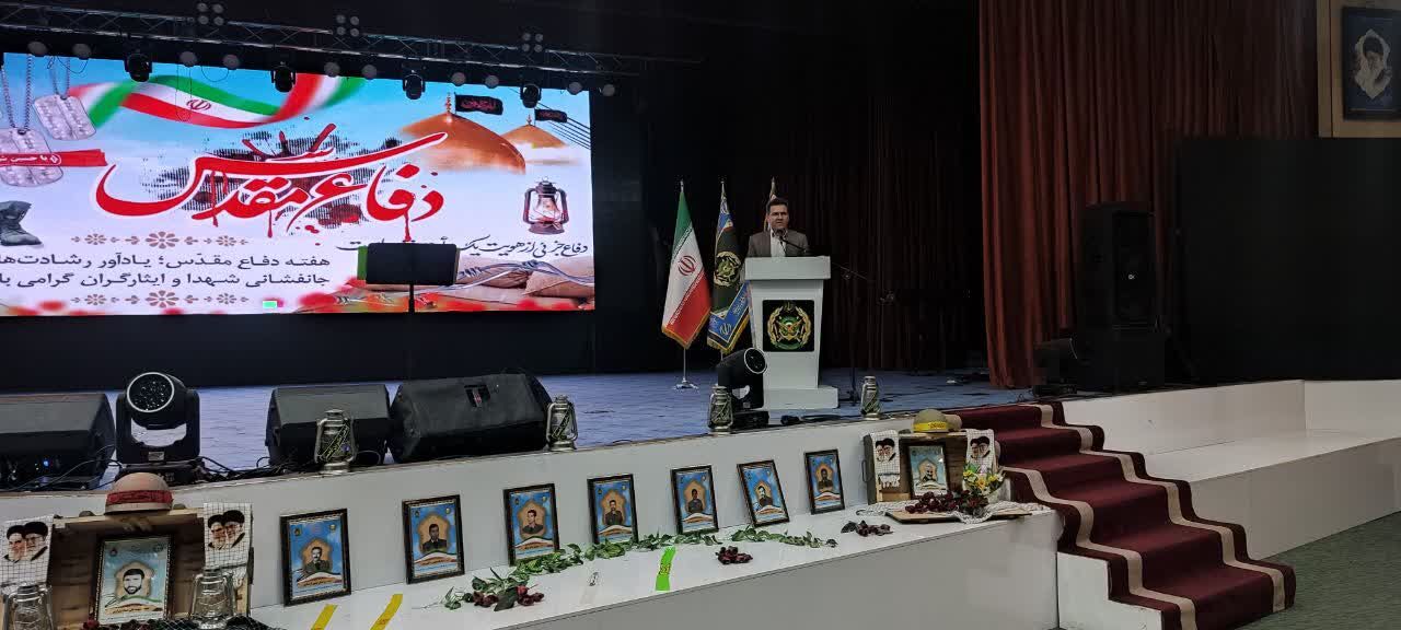 ۳۰۰ نفر از پیشکسوتان دفاع مقدس نیرو‌های مسلح استان به همراه خانواده تجلیل شدند.