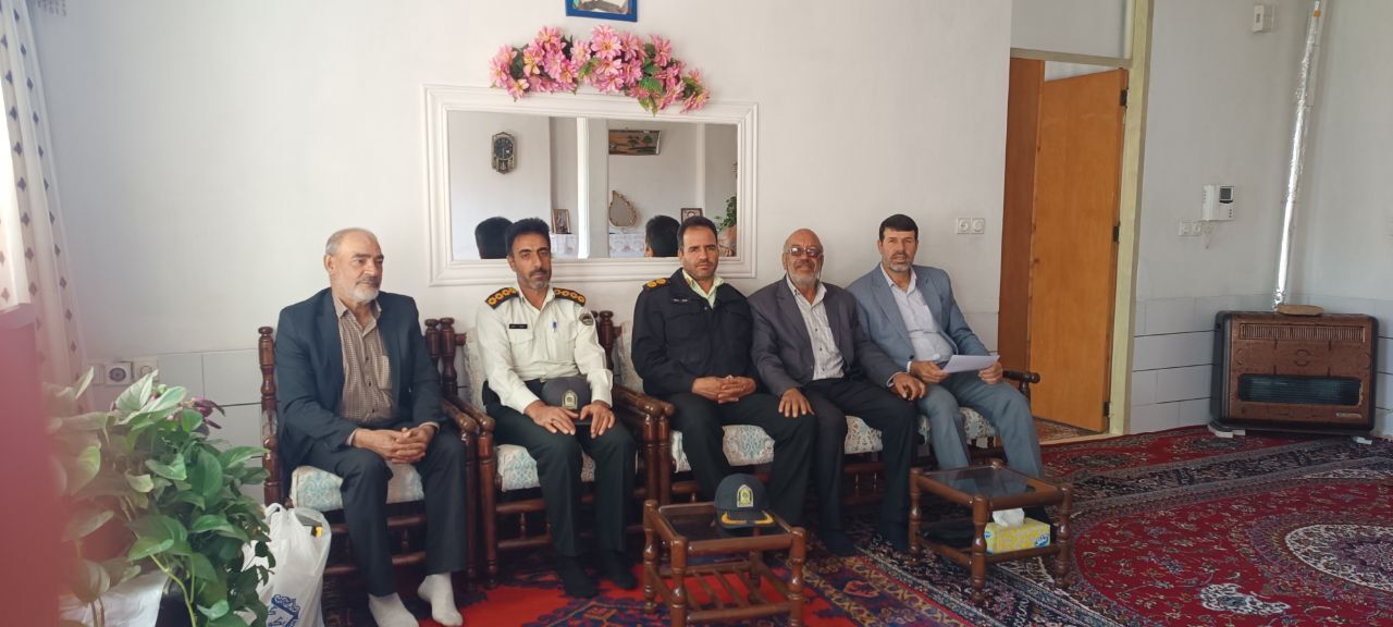 دیدار جانشین فرمانده انتظامی شهرستان گلپایگان با ۴ نفر از پیشکسوتان دیدار جانشین فرمانده انتظامی شهرستان گلپایگان با ۴ نفر از پیشکسوتان