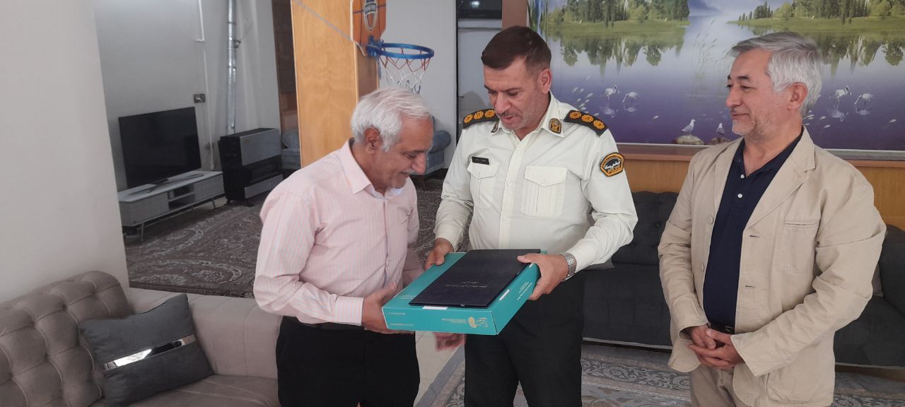 دیدار جانشین فرمانده انتظامی شهرستان خمینی شهر با ۳ نفر از اعضاء وابسته