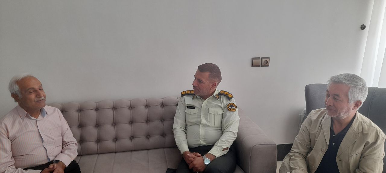 دیدار جانشین فرمانده انتظامی شهرستان خمینی شهر با ۳ نفر از اعضاء وابسته
