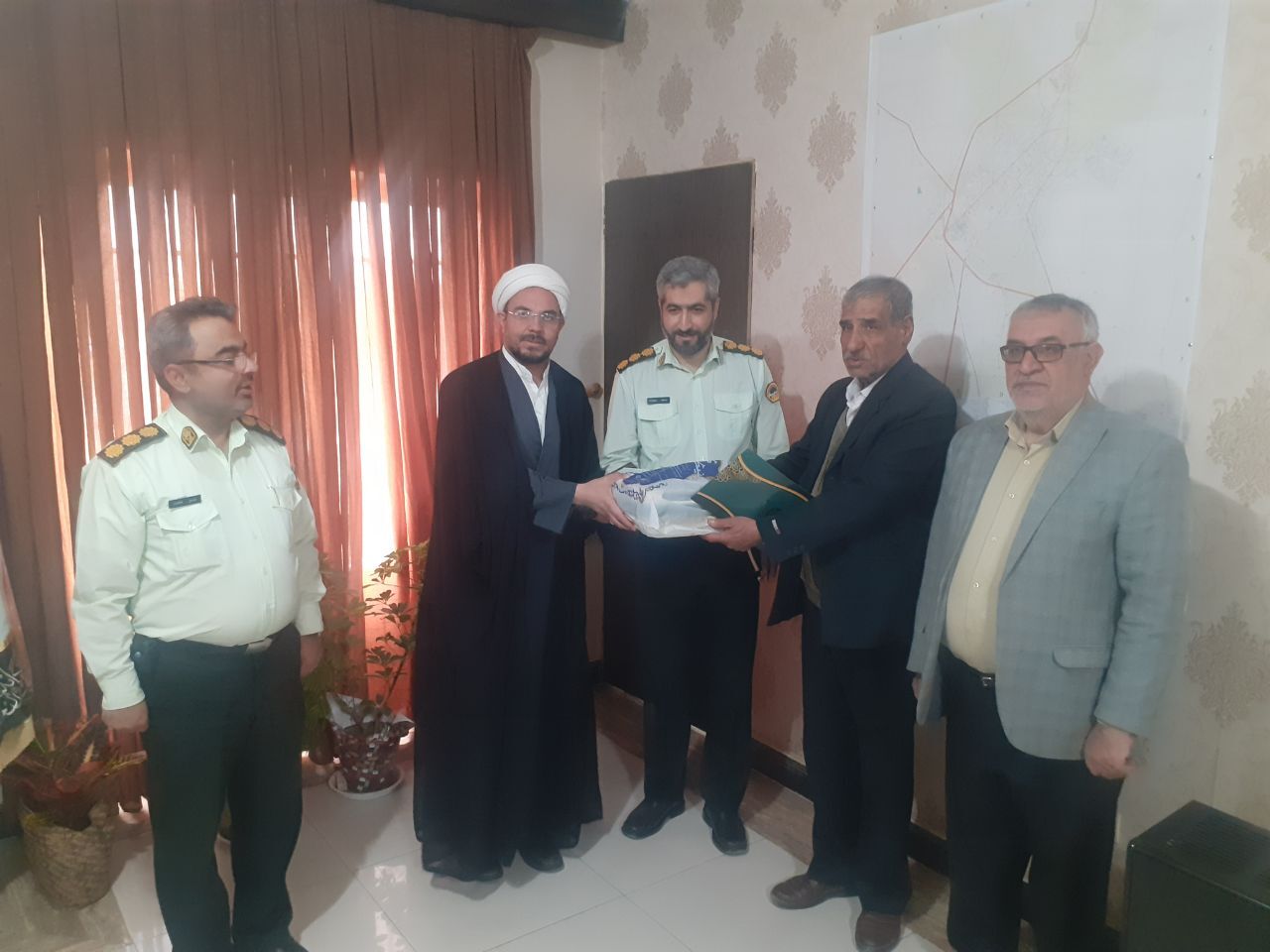 دیدار فرمانده انتظامی شهرستان شهرضا با ۲ نفر از پیشکسوتان
