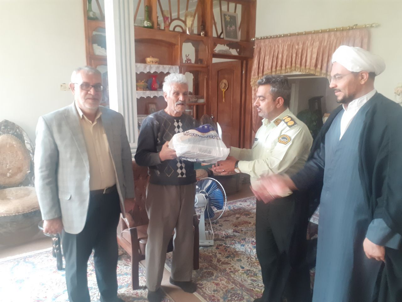 دیدار فرمانده انتظامی شهرستان شهرضا با ۲ نفر از پیشکسوتان دیدار فرمانده انتظامی شهرستان شهرضا با ۲ نفر از پیشکسوتان