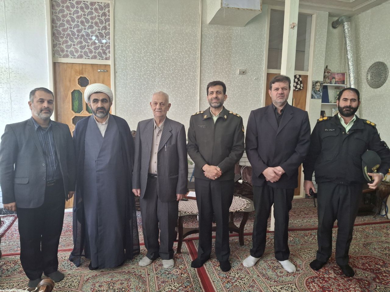 دیدار فرمانده انتظامی شهرستان نجف آباد با ۴ نفر از پیشکسوتان دیدار فرمانده انتظامی شهرستان نجف آباد با ۴ نفر از پیشکسوتان