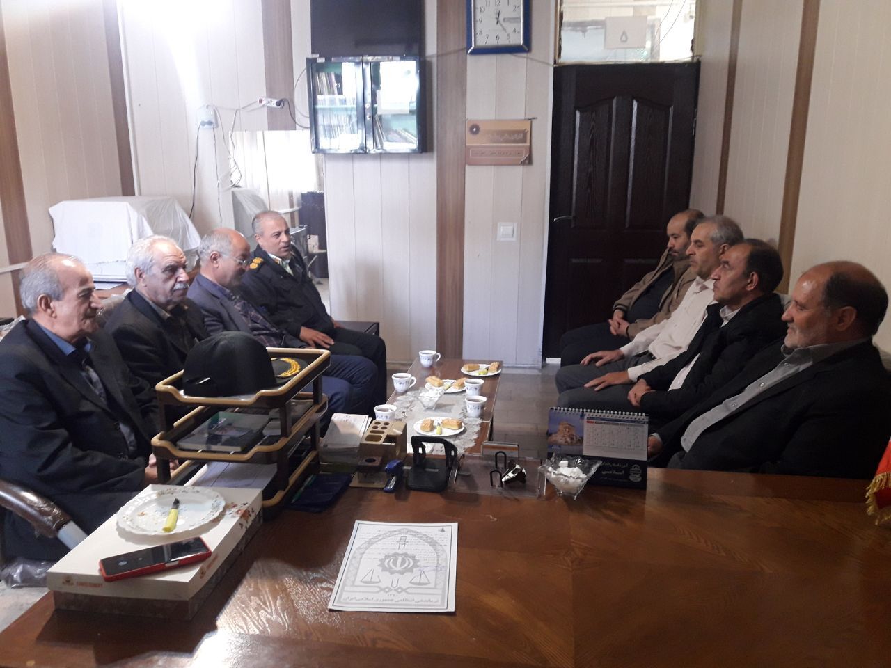 رئیس کانون بازنشستگان شهرستان مراغه باحضور تعدادي از پیشکسوتان با رئیس کلانتری ۱۱ مراغه دیدار وجلسه تعامل برگزار کردند