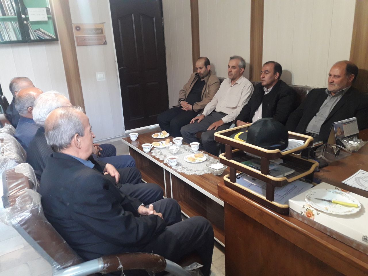 رئیس کانون بازنشستگان شهرستان مراغه باحضور تعدادي از پیشکسوتان با رئیس کلانتری ۱۱ مراغه دیدار وجلسه تعامل برگزار کردند رئیس کانون بازنشستگان شهرستان مراغه باحضور تعدادي از پیشکسوتان با رئیس کلانتری ۱۱ مراغه دیدار وجلسه تعامل برگزار کردند