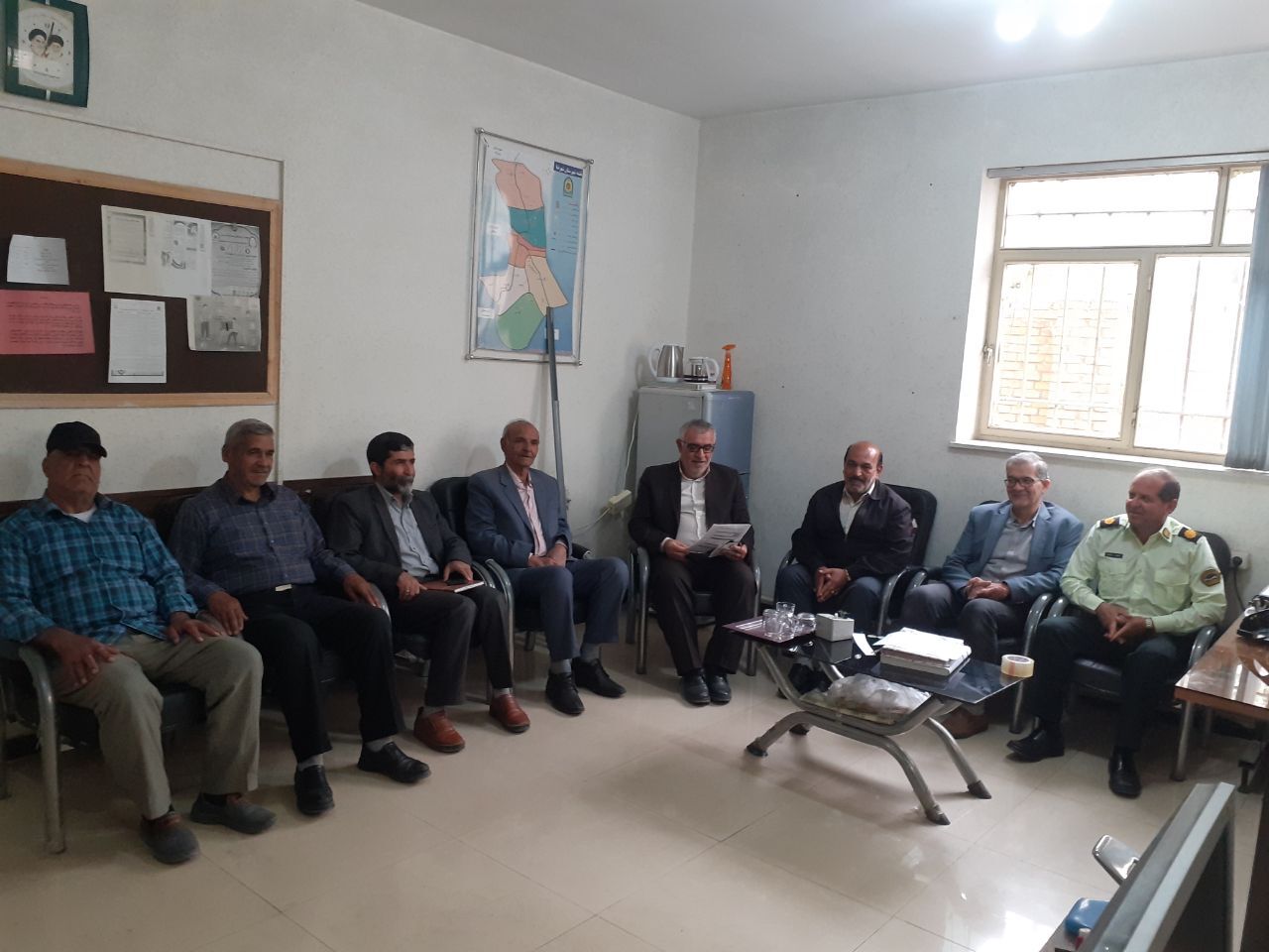 دیدار مسئول دفتر نمایندگی شهرستان شهرضا و جمعی از بازنشستگان با رئیس کلانتری ۱۱ شهرستان دیدار مسئول دفتر نمایندگی شهرستان شهرضا و جمعی از بازنشستگان با رئیس کلانتری ۱۱ شهرستان